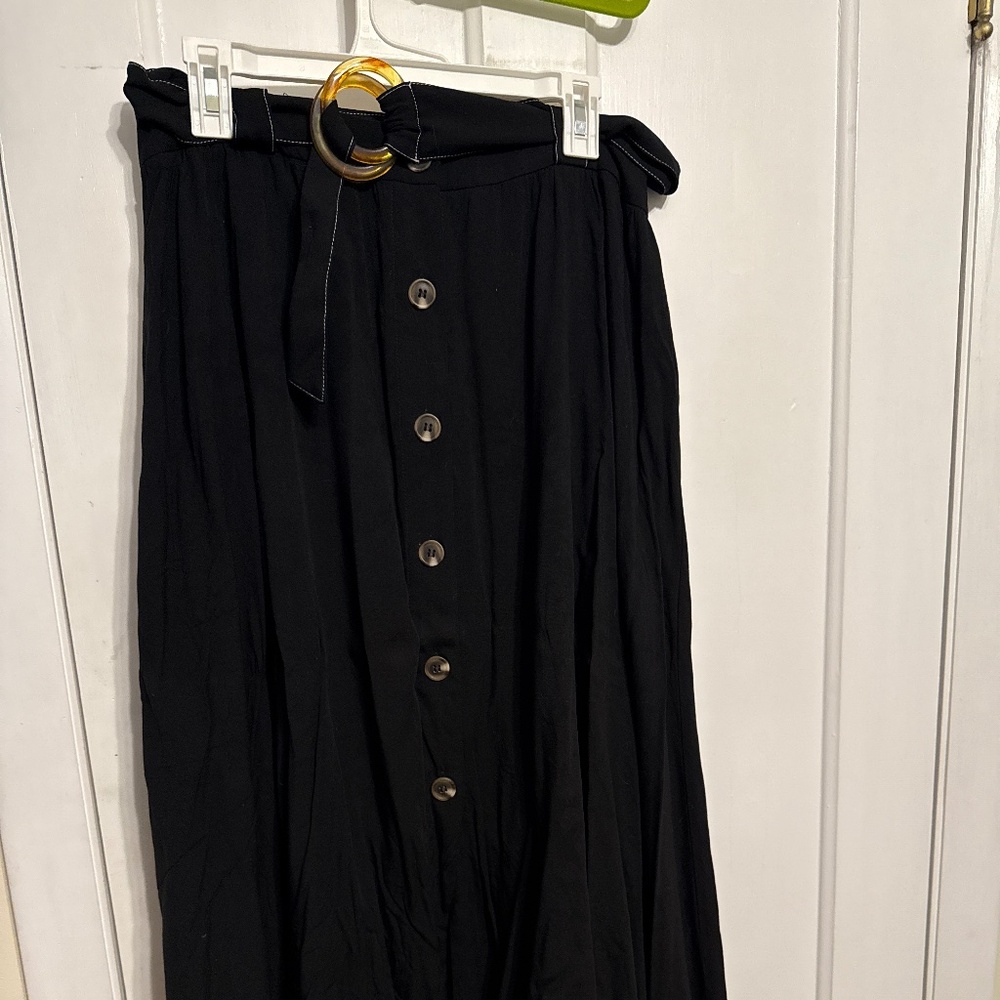 Black midi-skirt with belt